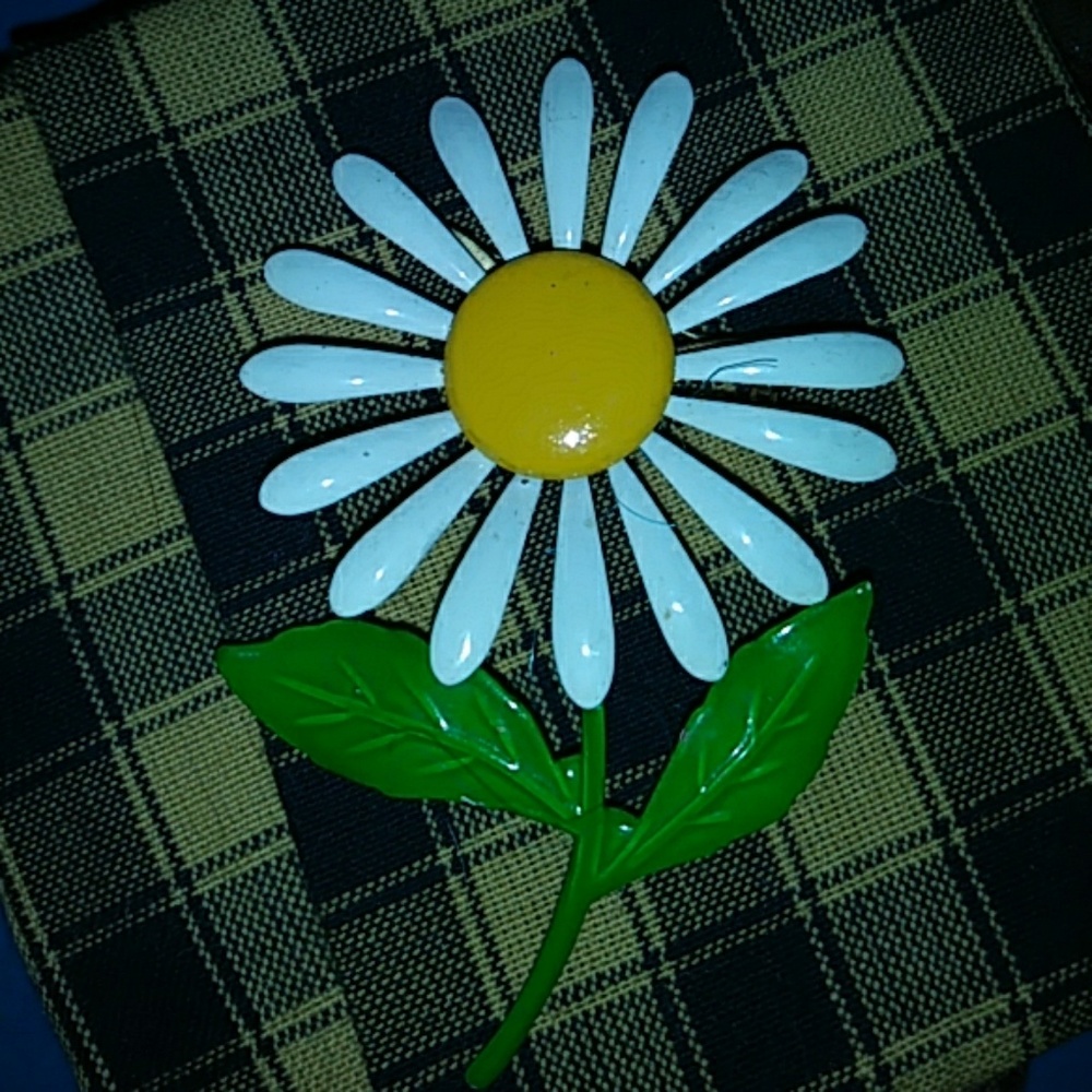 Daisy pin